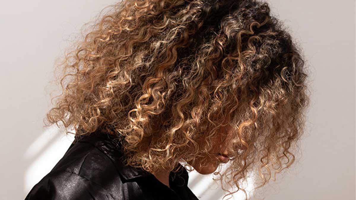 بهترین روش های مراقبت از موی فر 